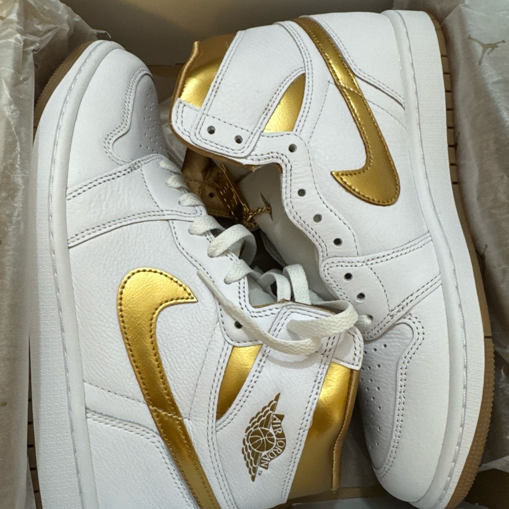 WMNS AIR JORDAN 1 RETRO HI OG FD2596 107 WHITE/METALLIC GOLD SIZE 9.5 - Picture 8 of 8